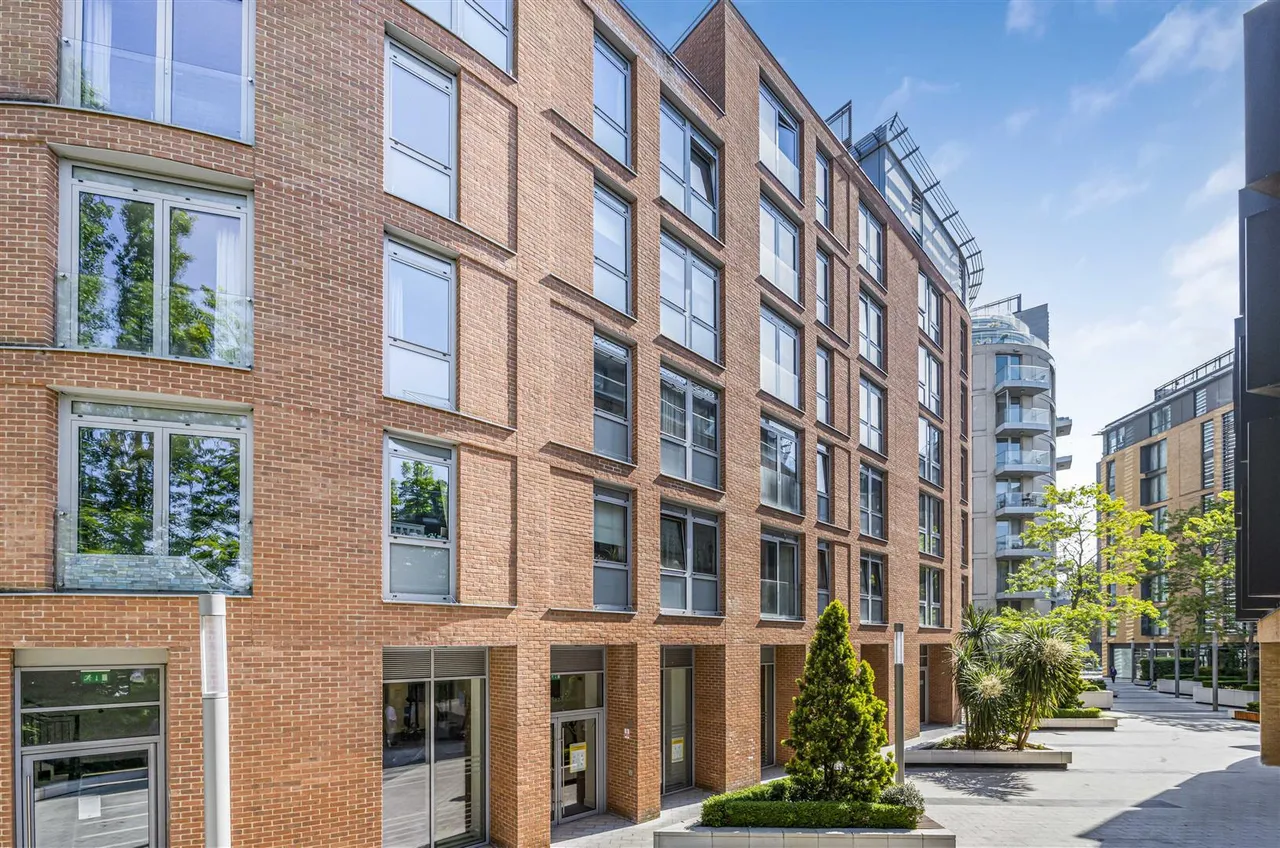 1 bed flat for sale, Plaza Gardens, London, SW15