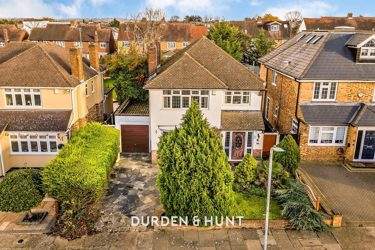 3 bed house for sale, Nelwyn Avenue, Hornchurch, RM11
