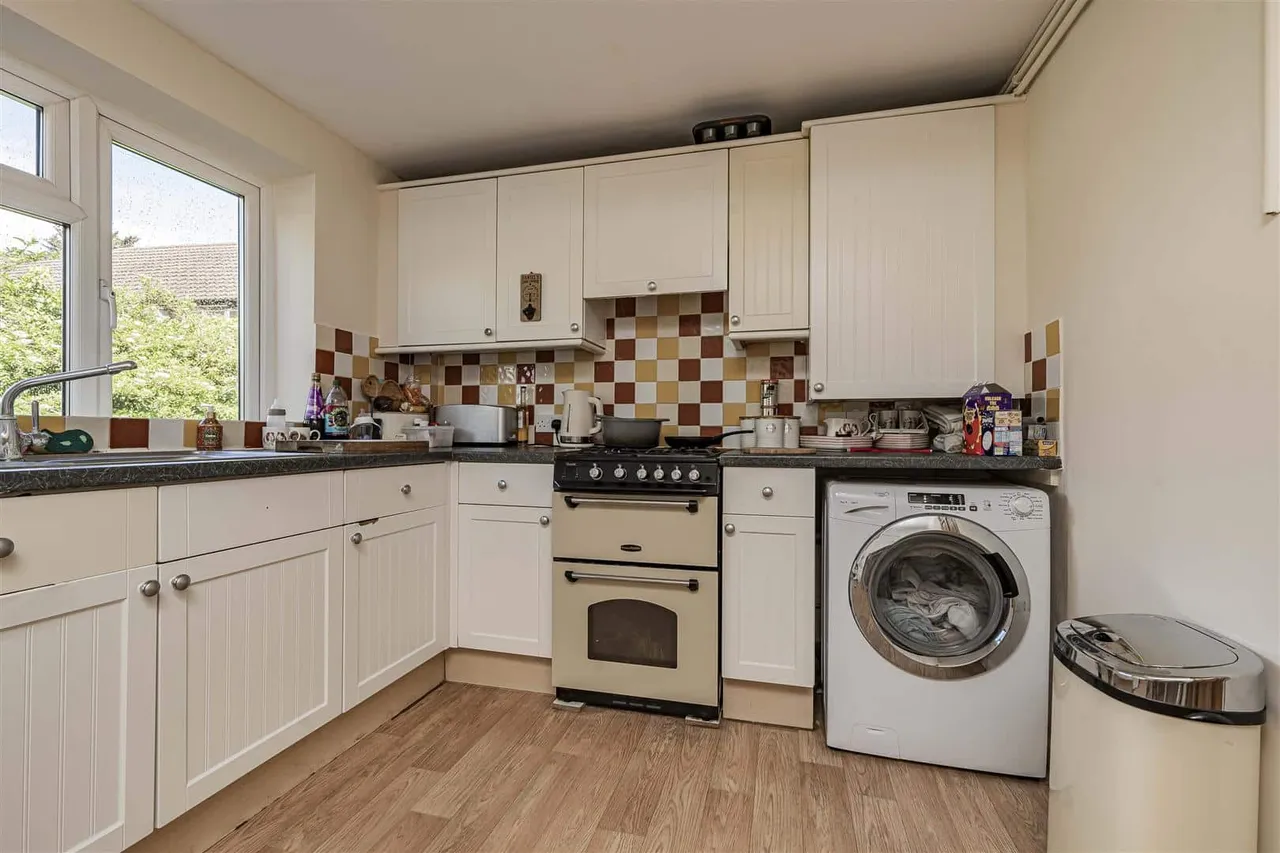 Wolf Lane, Windsor, Berkshire, SL4 4HR, photo 2