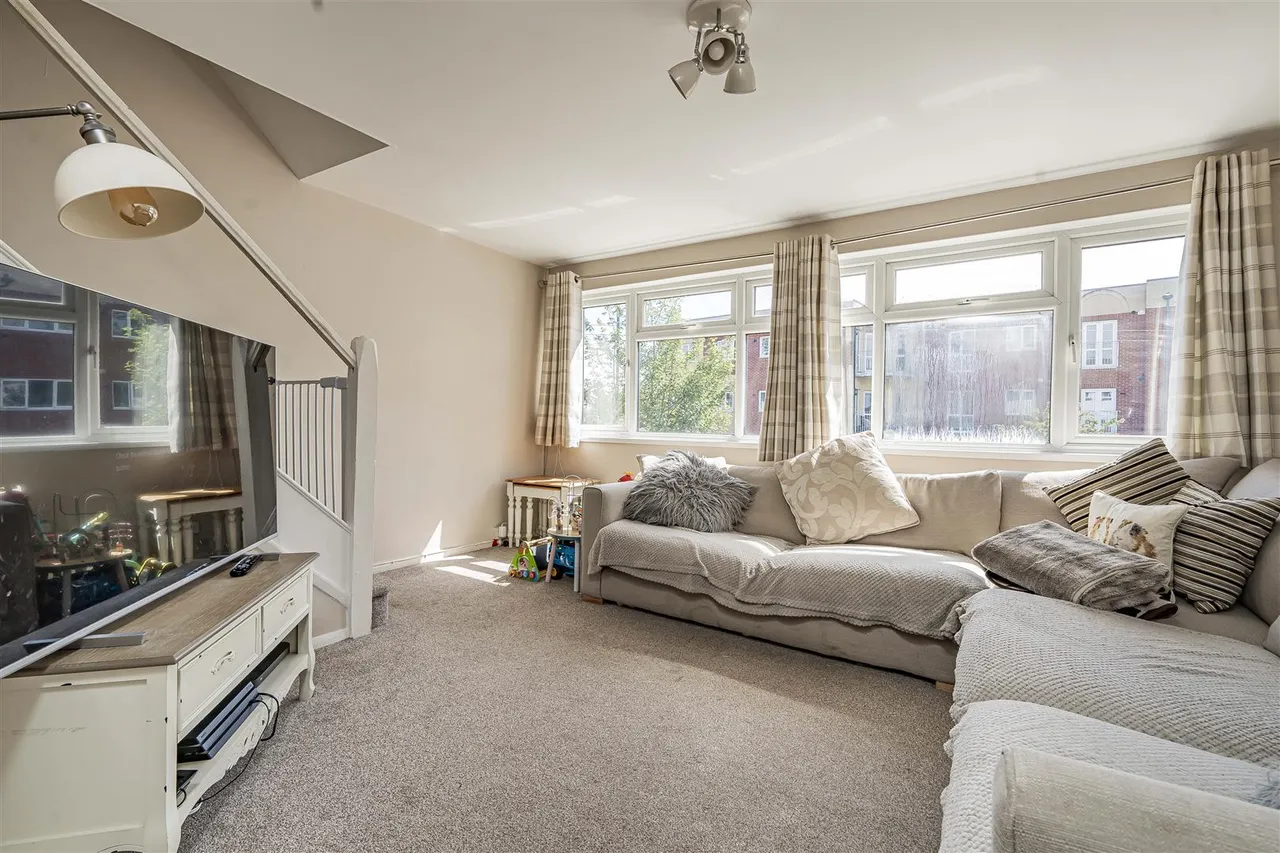 Wolf Lane, Windsor, Berkshire, SL4 4HR, photo 3