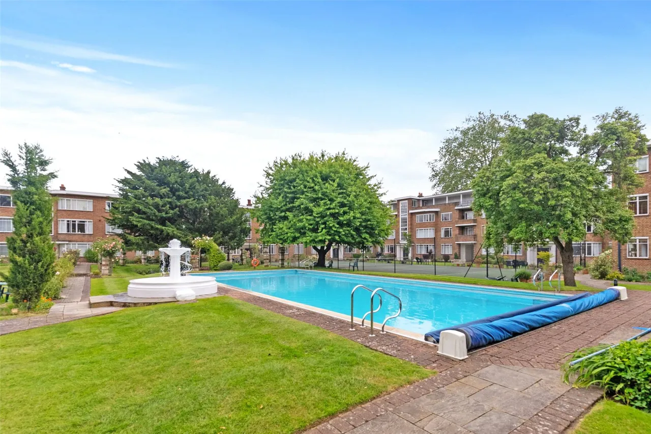 2 bed flat for sale — Bridge Road, East Molesey, KT8 9HN