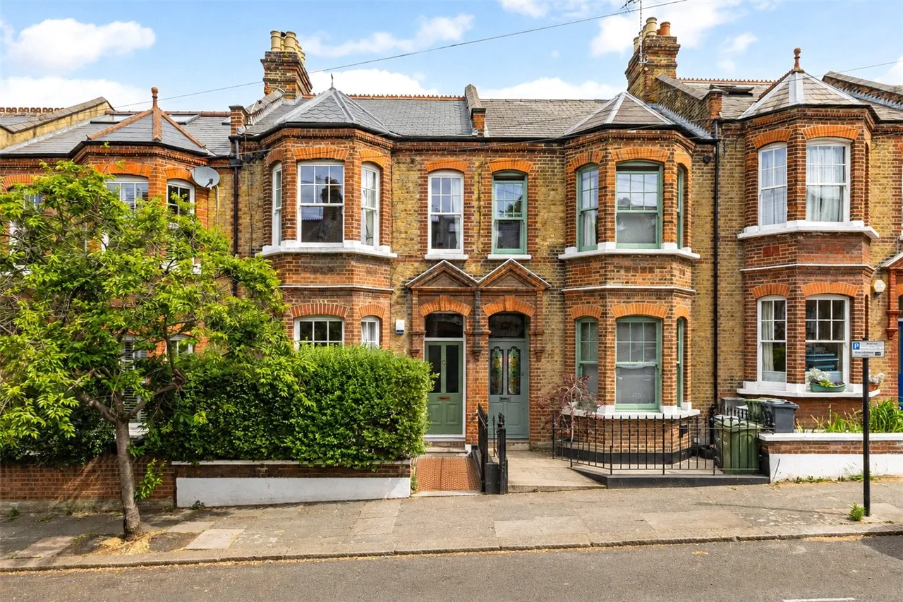 2 bed flat for sale, Iveley Road, London, SW4