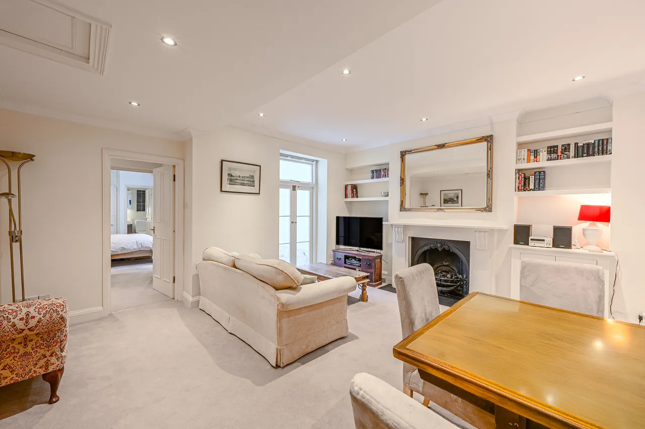 2 bed flat for sale — Lower Ground Floor, 8 St Georges Square, London