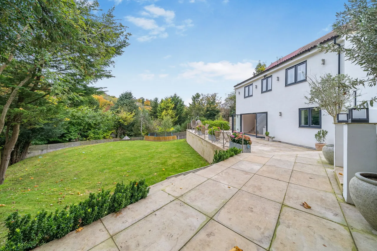 5 bed house to rent — Deansfield, Caterham, CR3 6BL