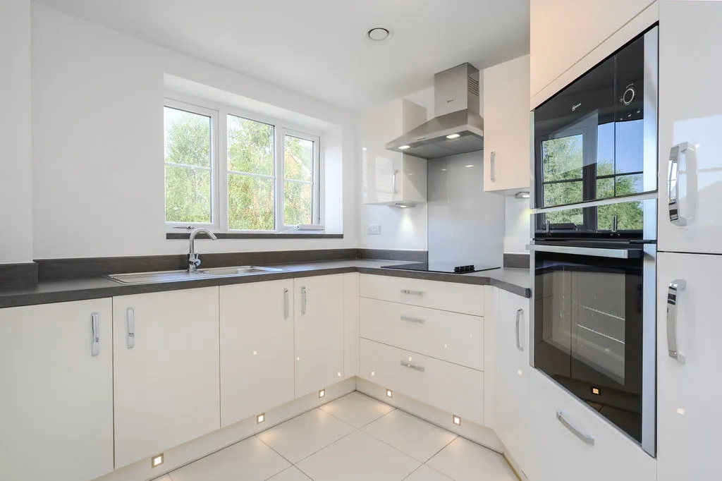 Churchfield Road, Walton-On-Thames KT12 2FR, photo 2