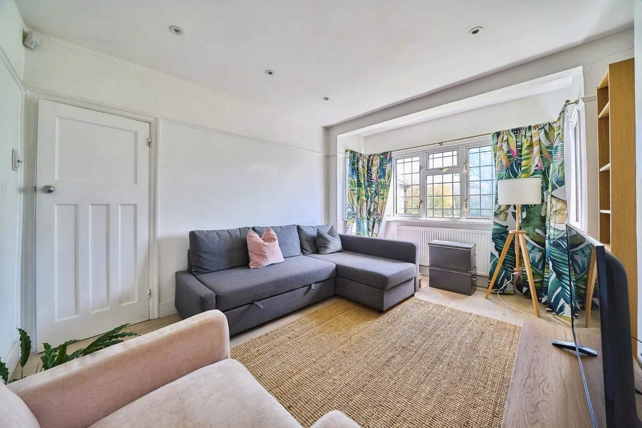 Chigwell Road, Woodford Green, IG8, photo 4