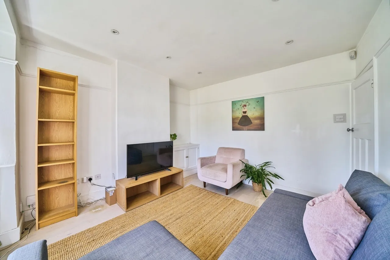 Chigwell Road, Woodford Green, IG8, photo 5