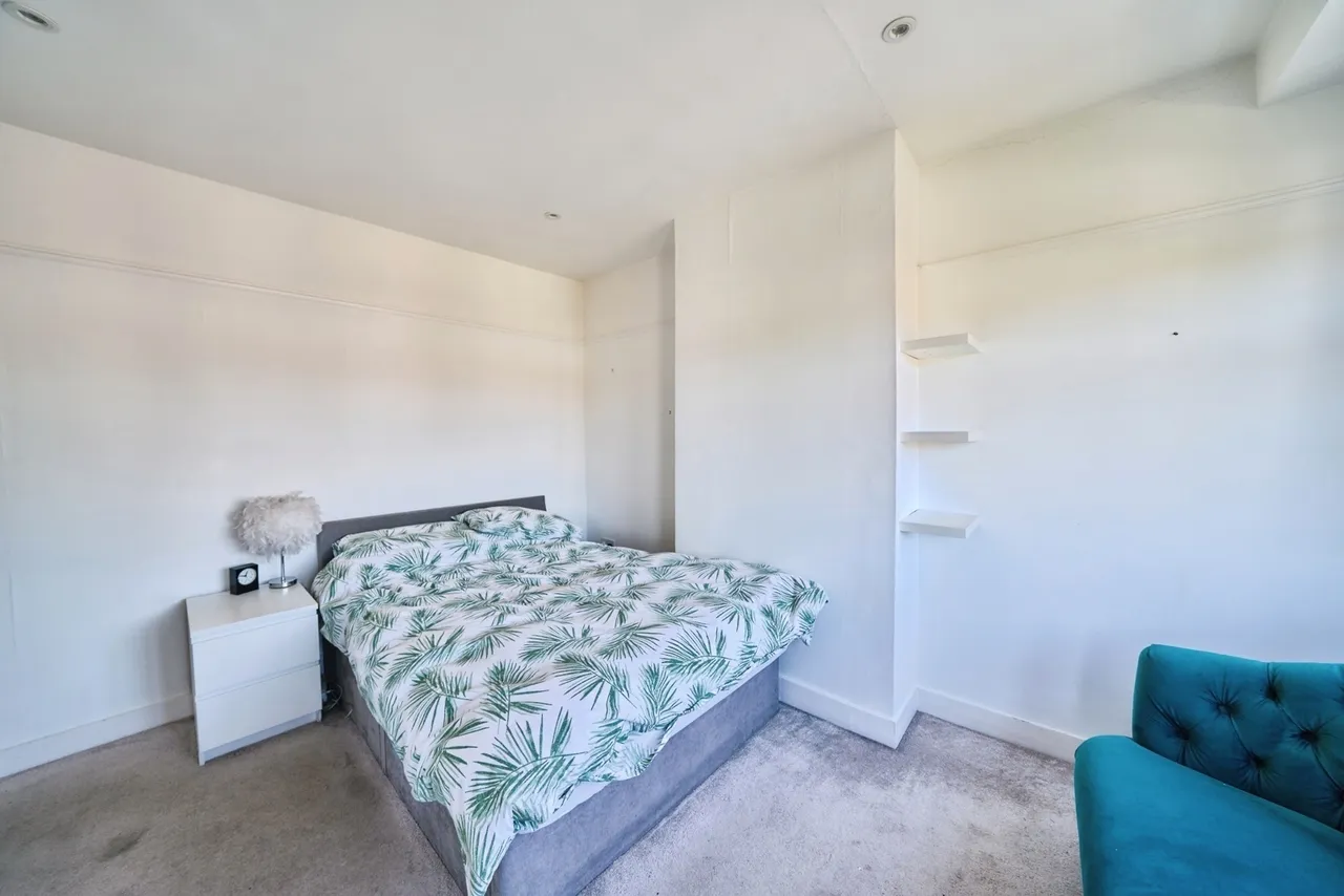 Chigwell Road, Woodford Green, IG8, photo 14