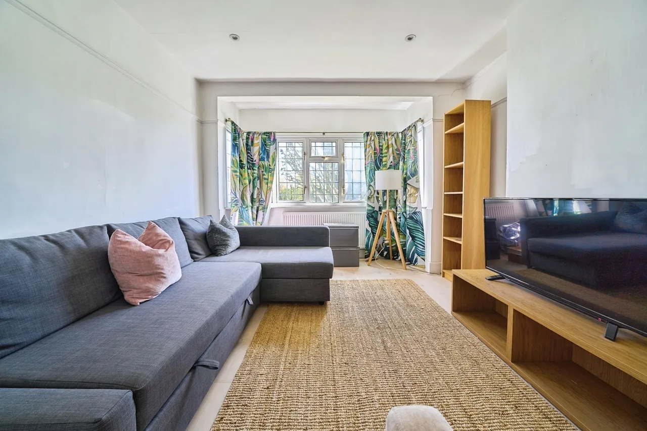 Chigwell Road, Woodford Green, IG8, photo 10