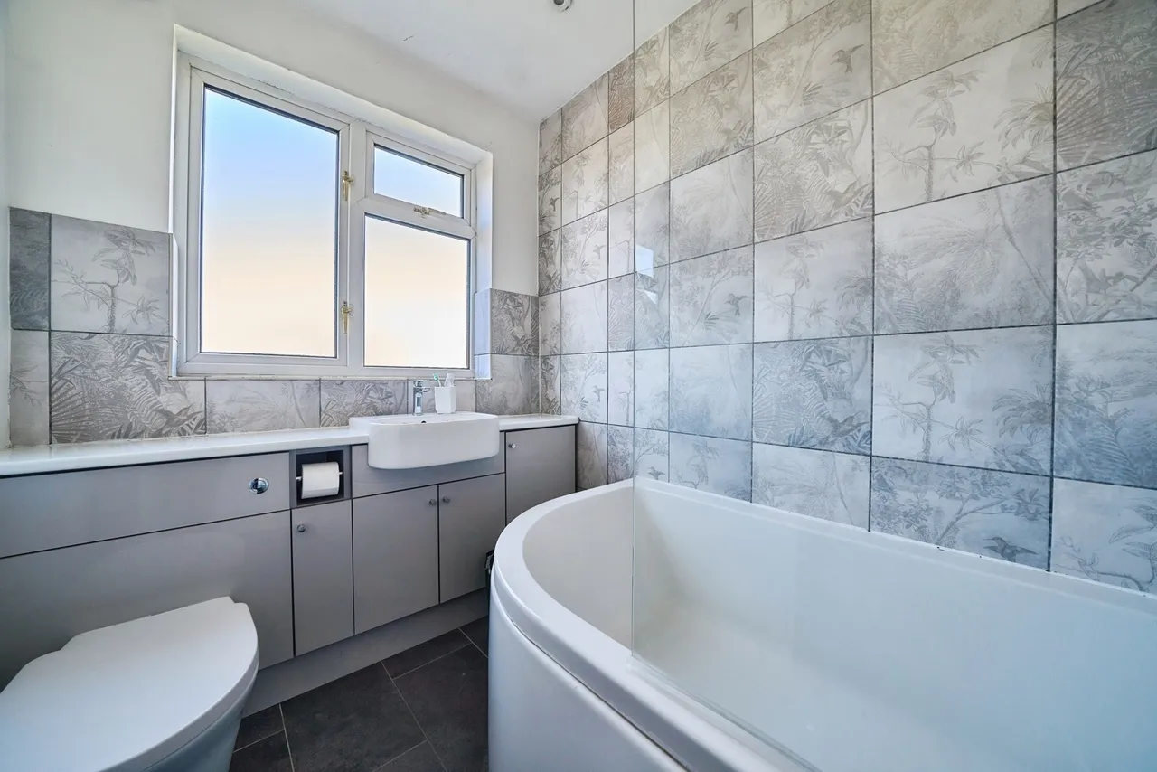 Chigwell Road, Woodford Green, IG8, photo 9