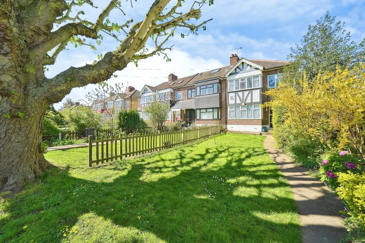 1 bed flat for sale — Chigwell Road, Woodford Green, IG8