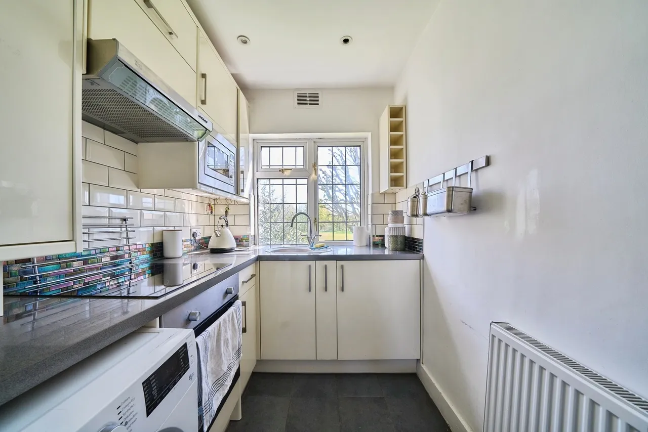 Chigwell Road, Woodford Green, IG8, photo 6