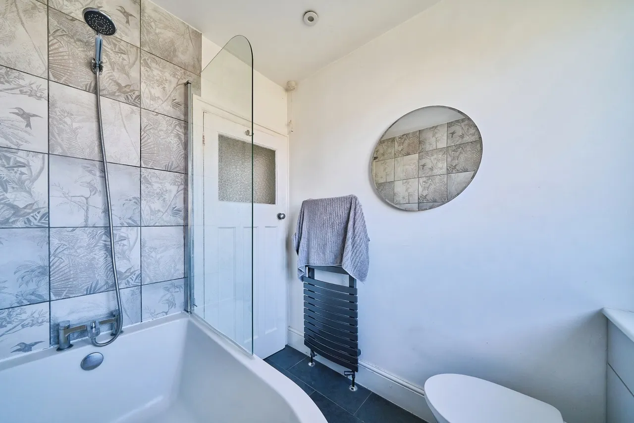 Chigwell Road, Woodford Green, IG8, photo 12