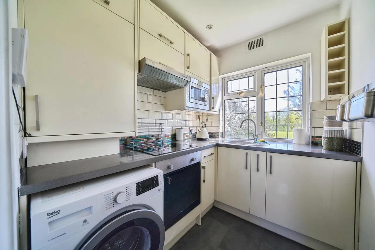 Chigwell Road, Woodford Green, IG8, photo 7