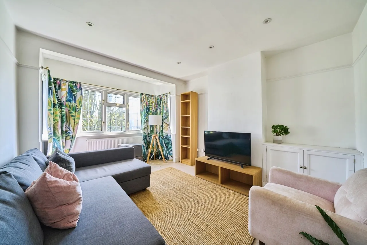 Chigwell Road, Woodford Green, IG8, photo 3