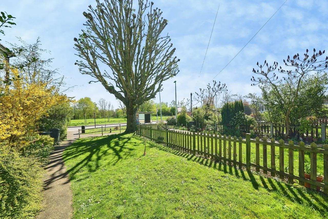 Chigwell Road, Woodford Green, IG8, photo 13