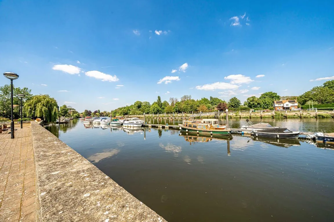 Twickenham Road, TW11, photo 2