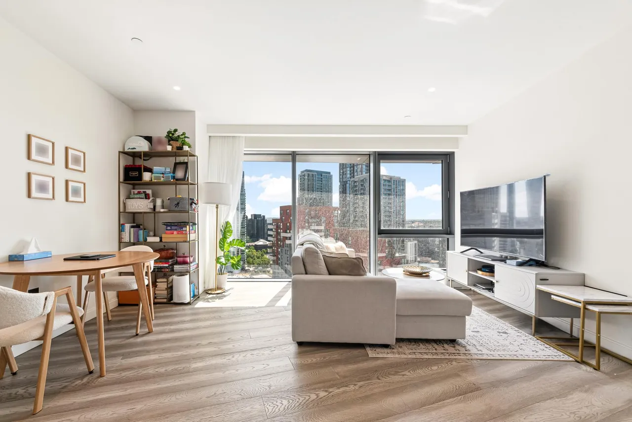 2 bed flat for sale, Marsh Wal, E22