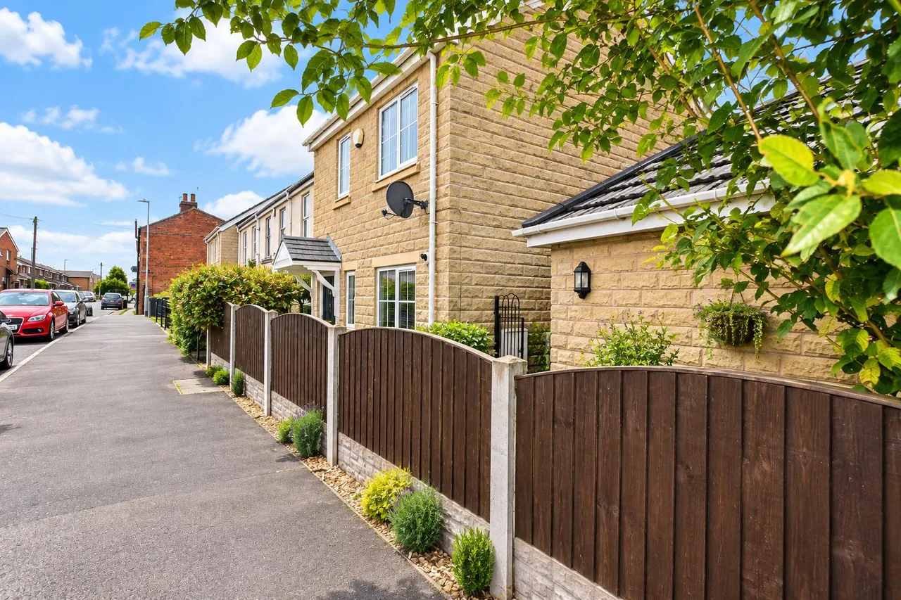 3 bed house for sale, Redberry Avenue, Heckmondwike, WF16