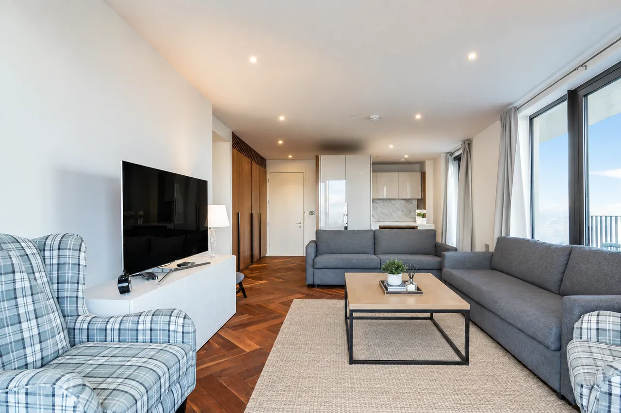 2 bed property to rent, New Union Square, London, SW11