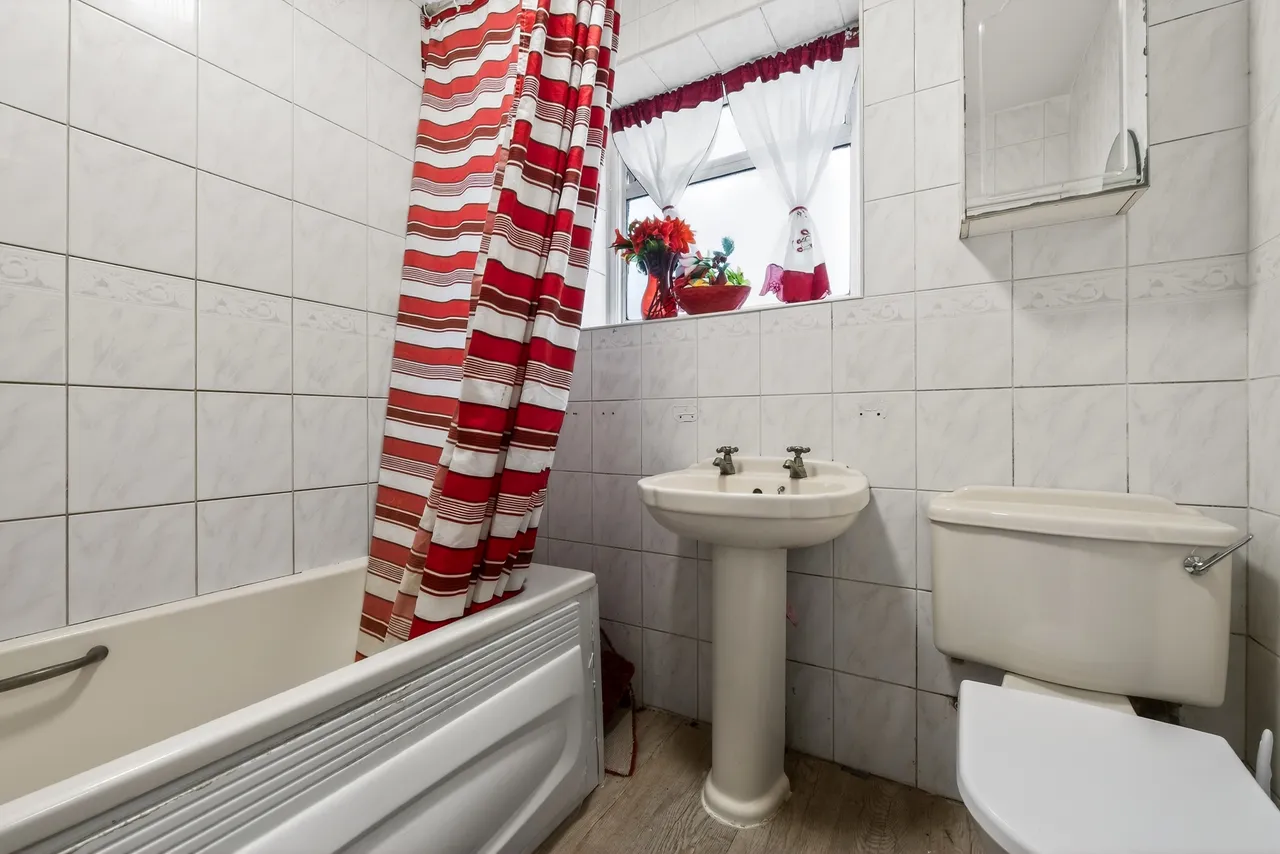 Orchard Avenue, Feltham, TW14, photo 17