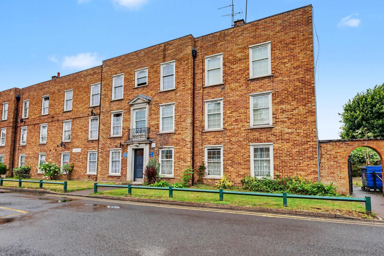 2 bed flat for sale, Baker Street, Enfield, EN1