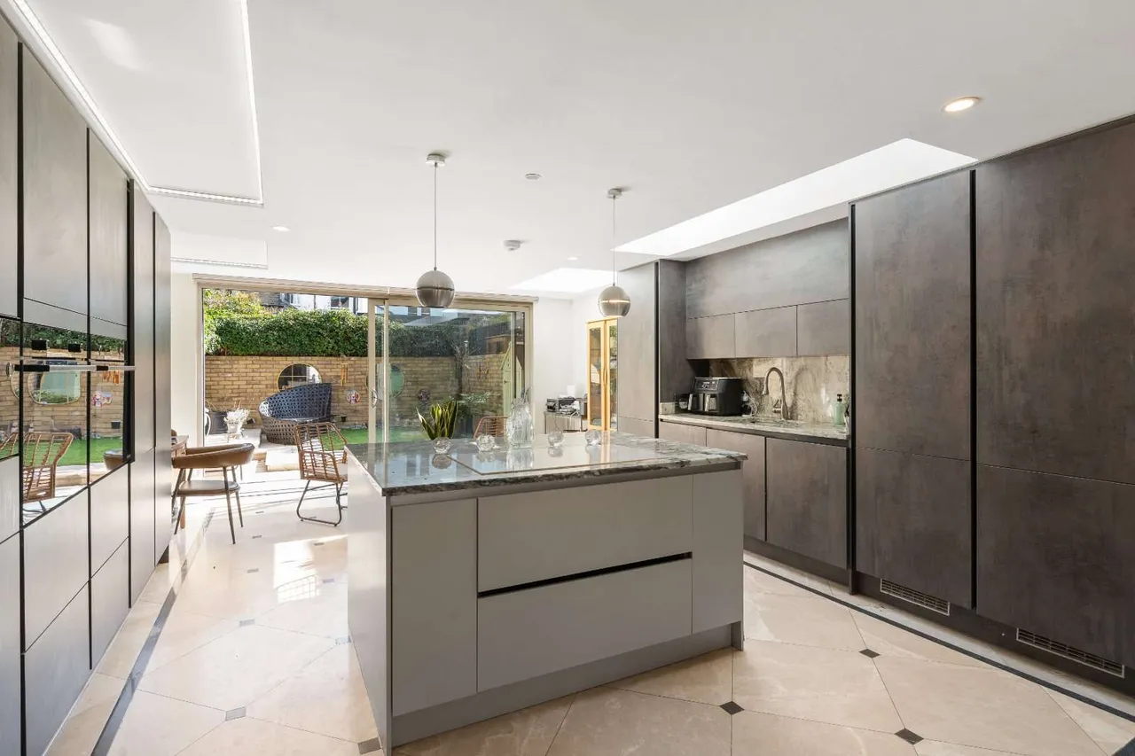 5 bed house to rent — Leathwaite Road, London, SW11 6RW