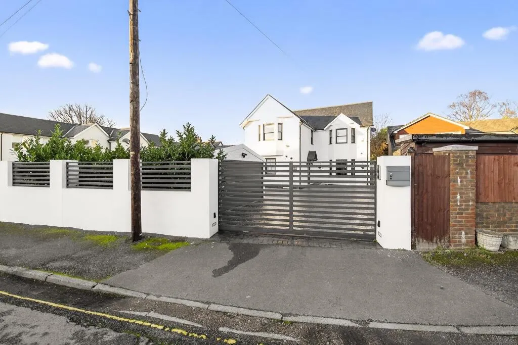 4 bed house for sale — Brier Lea, Lower Kingswood, Tadworth, KT20 6TR