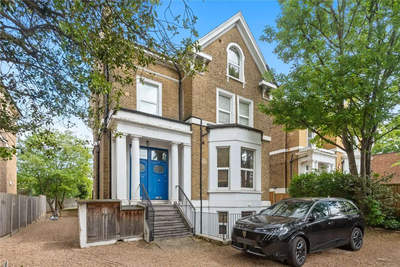 2 bed flat for sale, Bedford Hill, London, SW12