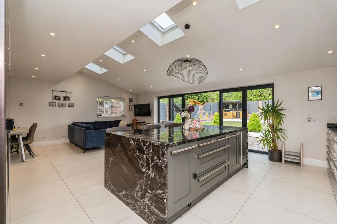 Franklands Drive, Addlestone, KT15, photo 2