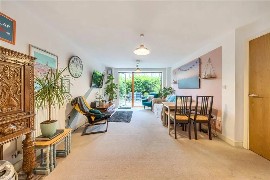 Plough Road, London, SW11, photo 11