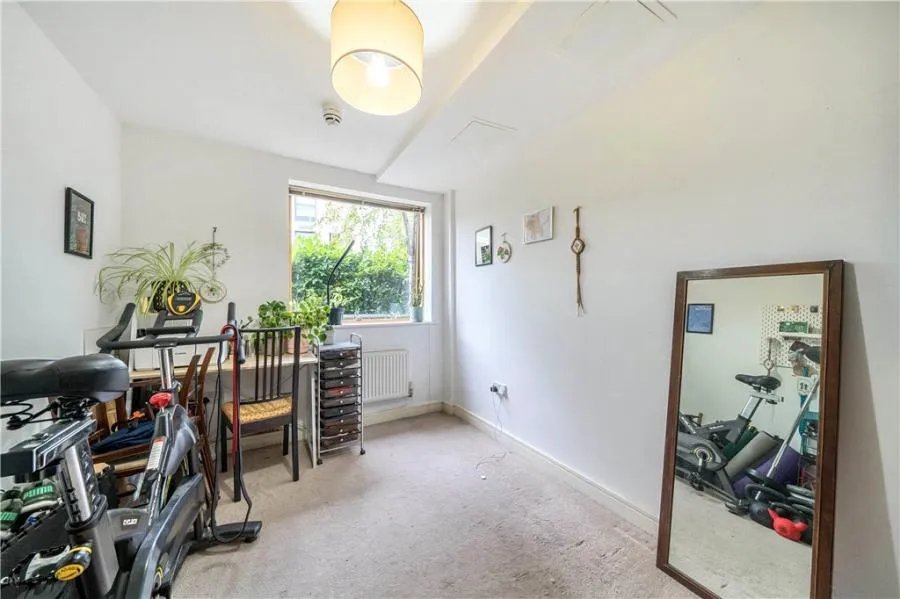 Plough Road, London, SW11, photo 12