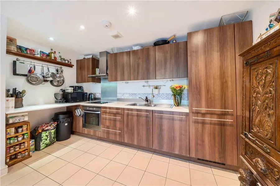 Plough Road, London, SW11, photo 5