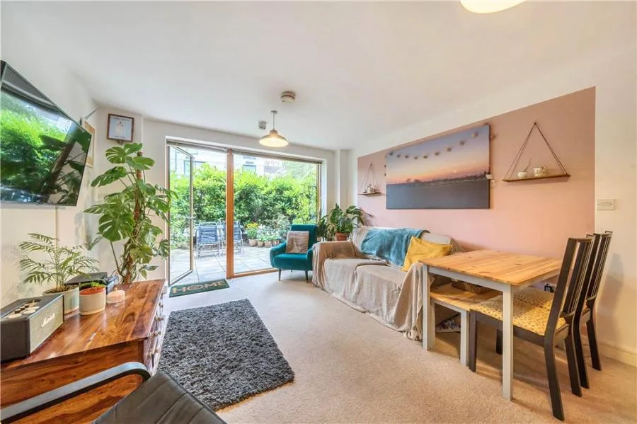 Plough Road, London, SW11, photo 2