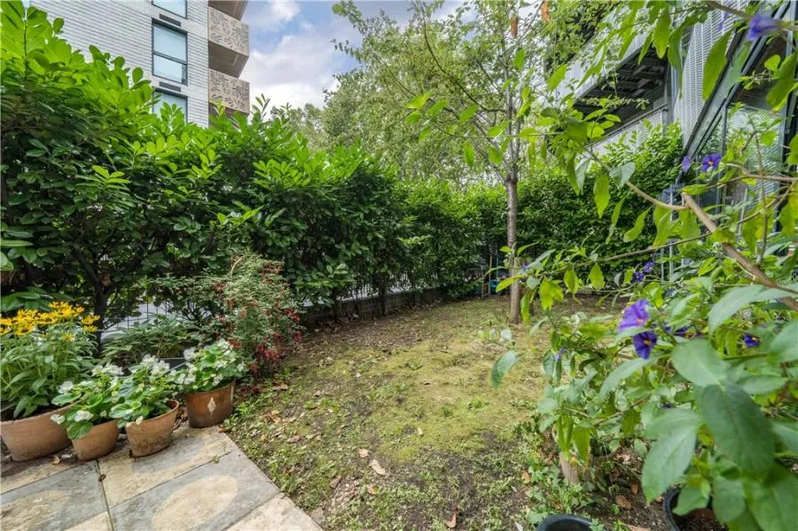 Plough Road, London, SW11, photo 8