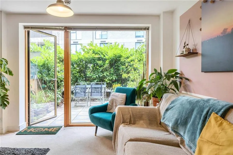Plough Road, London, SW11, photo 3