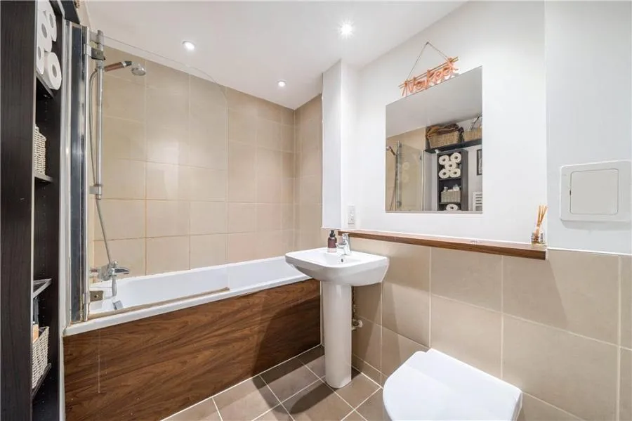 Plough Road, London, SW11, photo 15