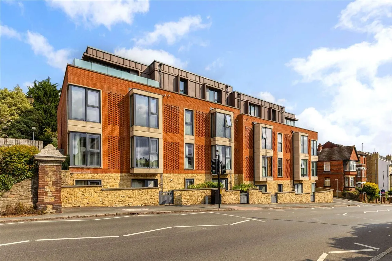 2 bed flat for sale — Denzil Road, Guildford, Surrey, GU2 7AT