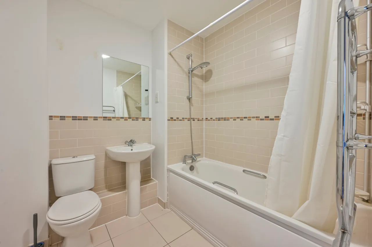 Flat 63 (25% Share), 11 Point Pleasant, London, photo 5