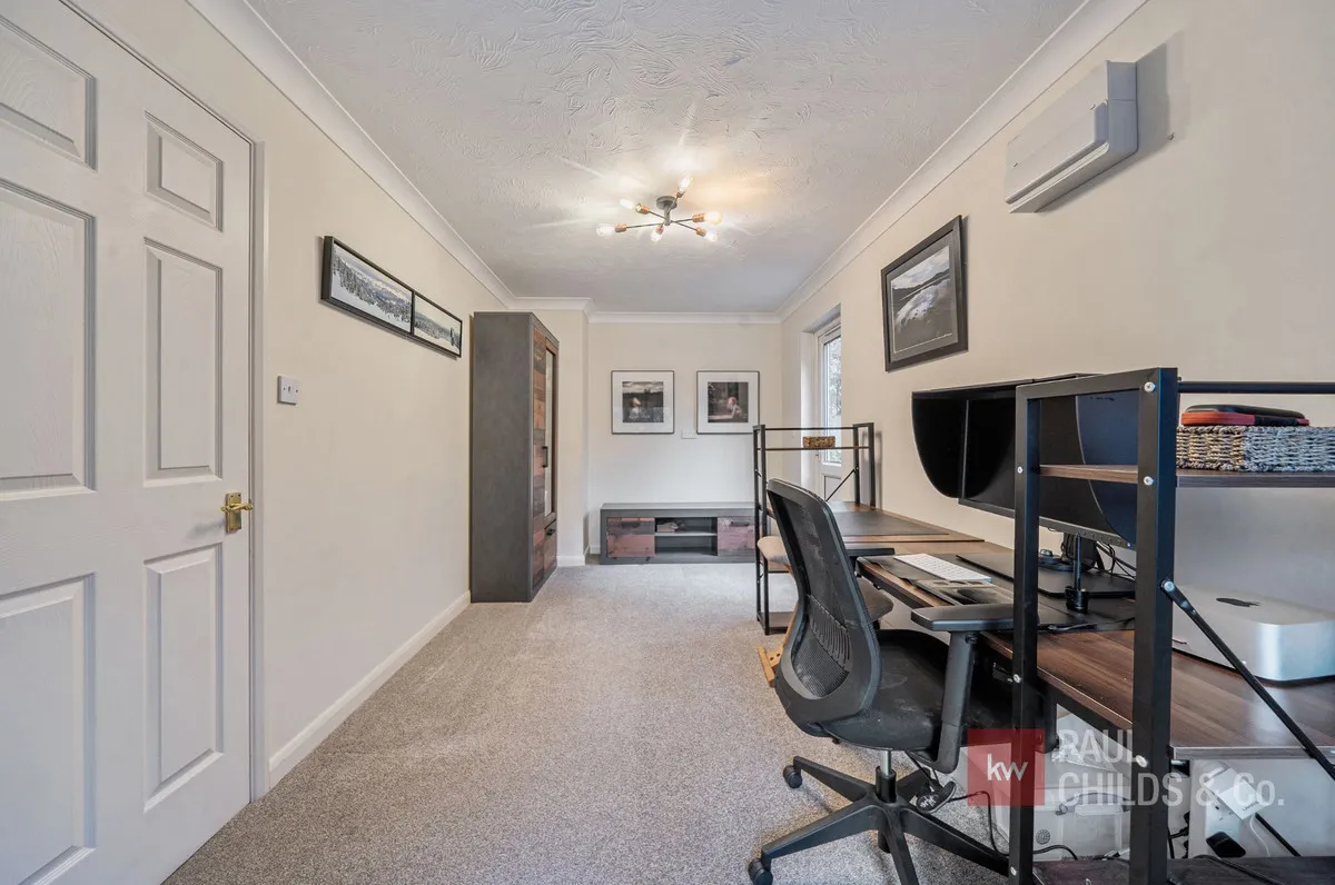 Butler Road, Bagshot, GU19, photo 4