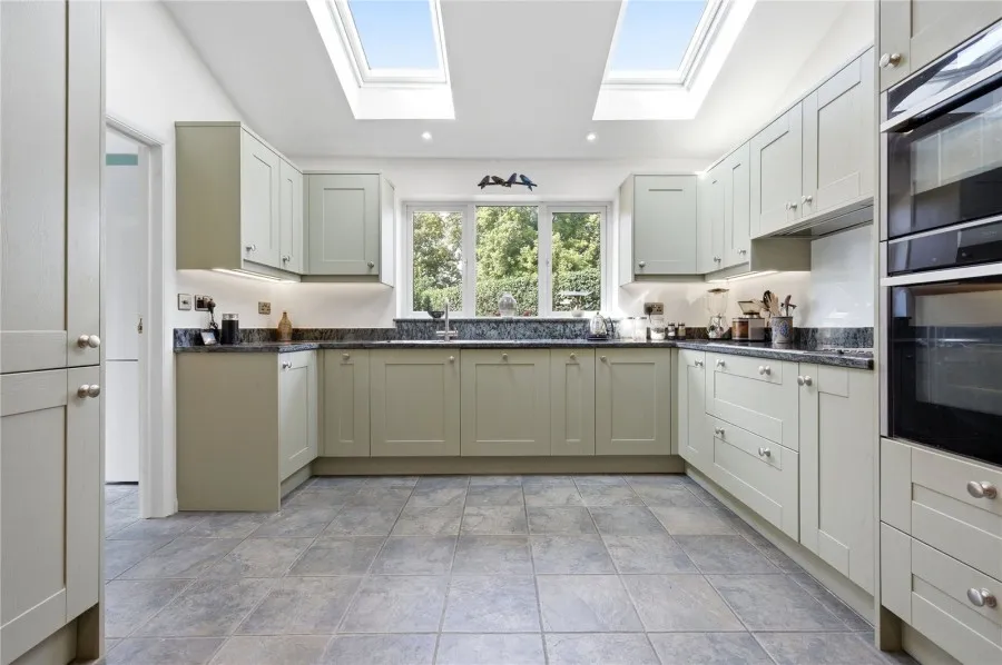 with 4 bedrooms in Saffron Walden, CB11, photo 2