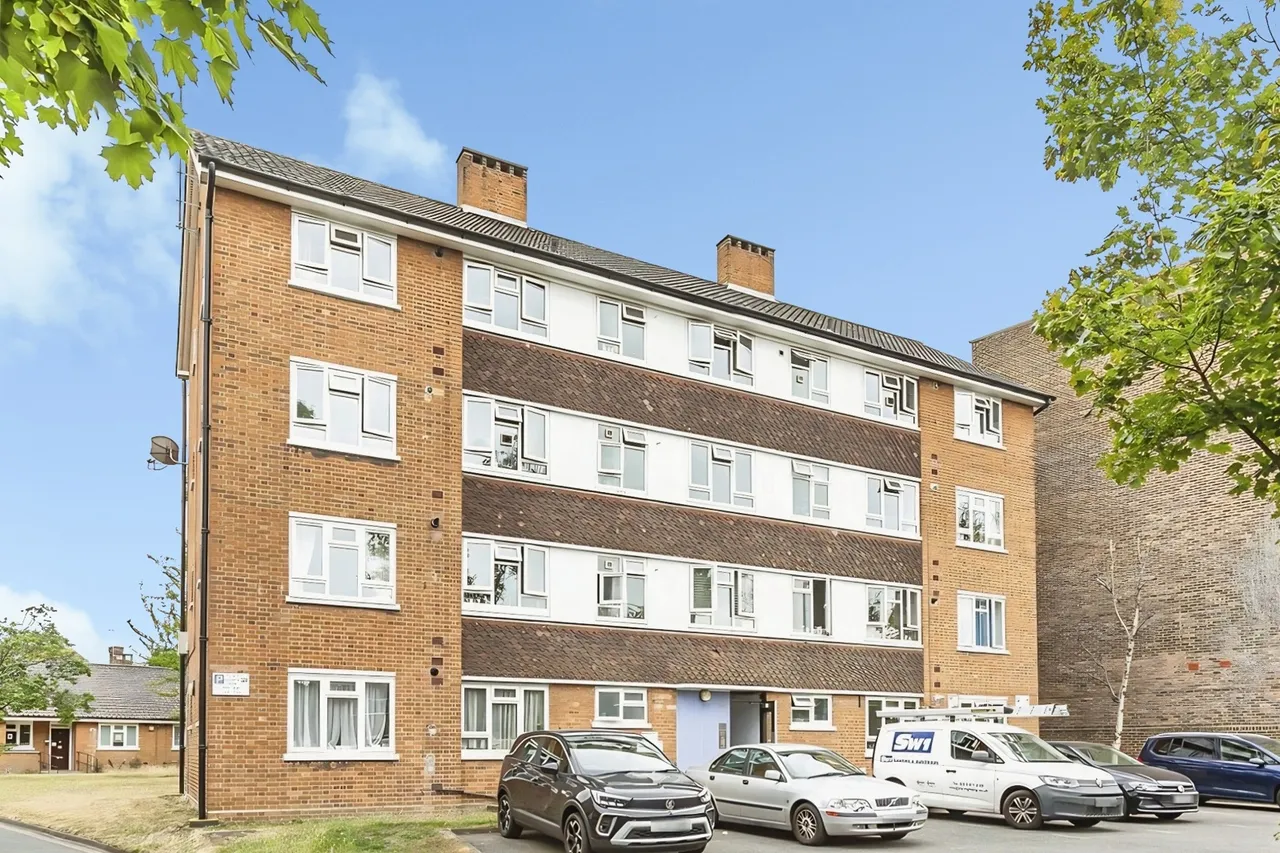 3 bed flat to rent, Upper Richmond Road, London, SW15