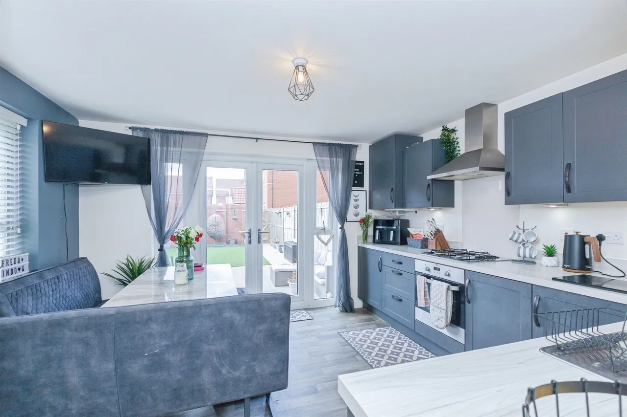 Preston Close, WIGSTON, photo 2