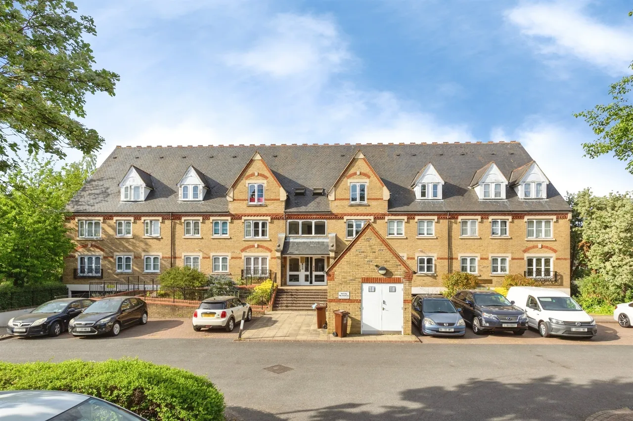 2 bed flat for sale — Exeter Close, Watford