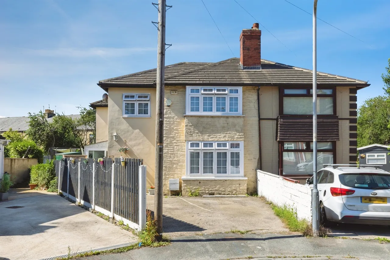 4 bed house for sale — Charles Avenue, Bradford