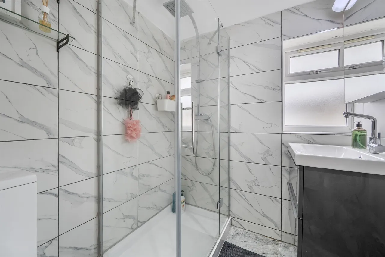 Oakleigh Road North, London, photo 11