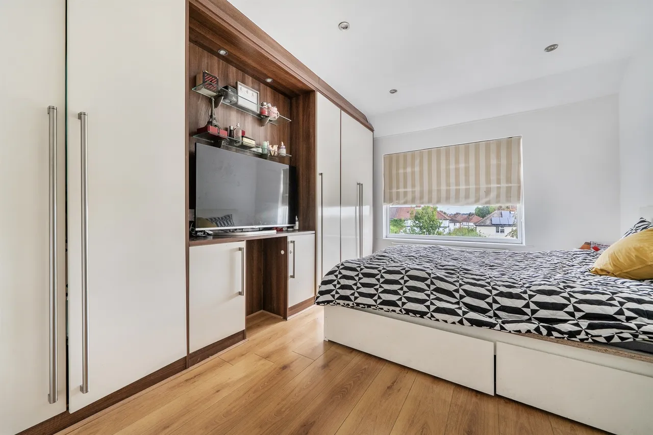 Oakleigh Road North, London, photo 5