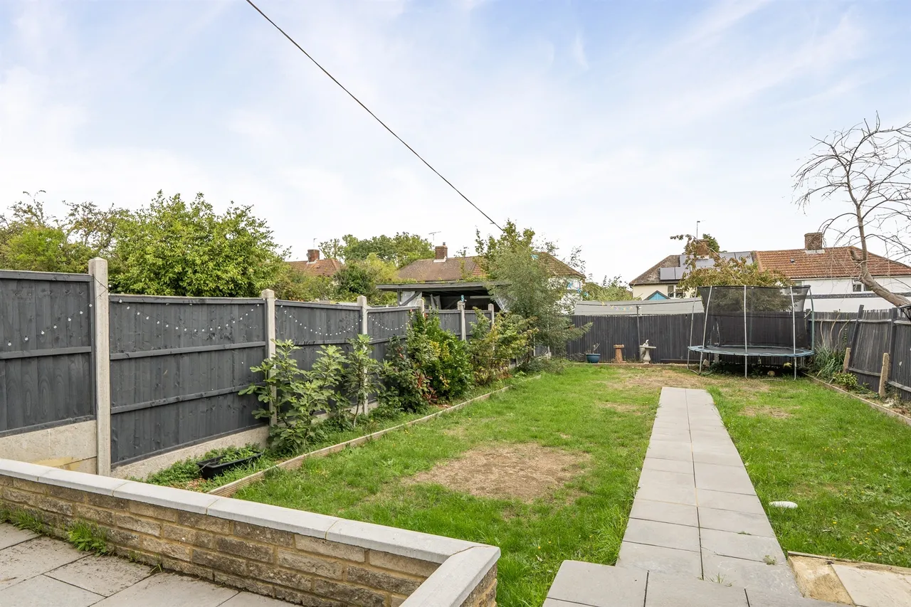 Oakleigh Road North, London, photo 4