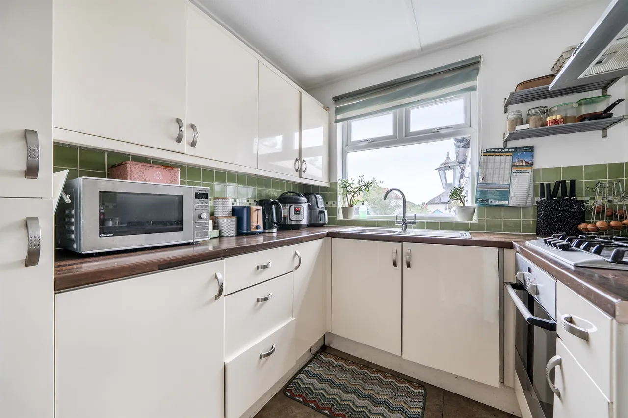 Oakleigh Road North, London, photo 2