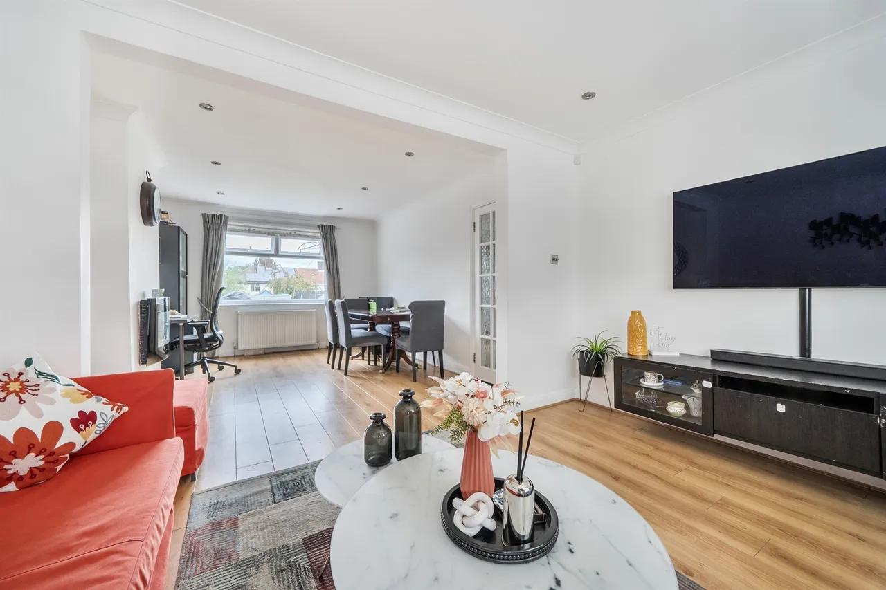 Oakleigh Road North, London, photo 10